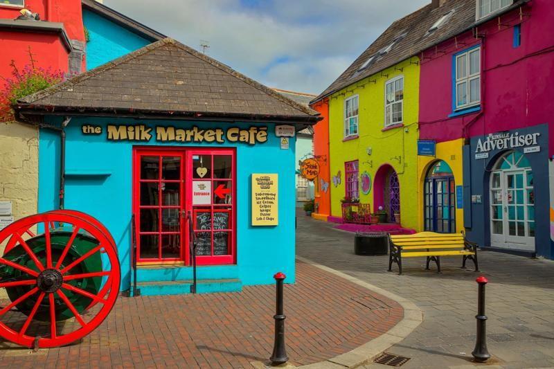 Rua com casas e lojas coloridas em Kinsale, na República da Irlanda