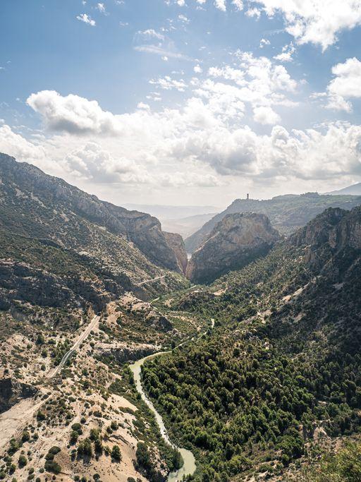 Vista del Cañón de Las Buitreras con sus elevados picos y pronunciados barrancos llenos de árboles.