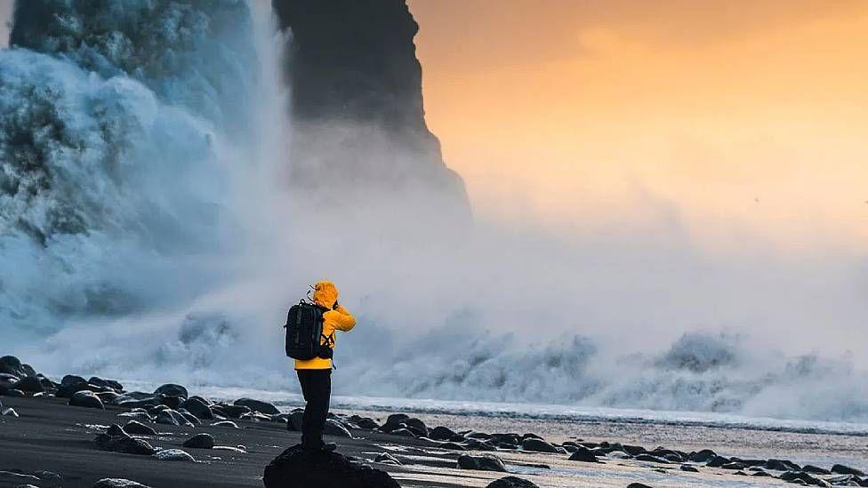Persona explorando una costa