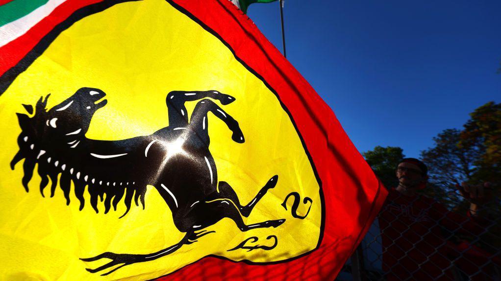 Uma bandeira da Ferrari no Paddock antes do treino final para o Grande Prêmio da Itália de F1 em 10 de setembro de 2022 em Monza, Itália. 