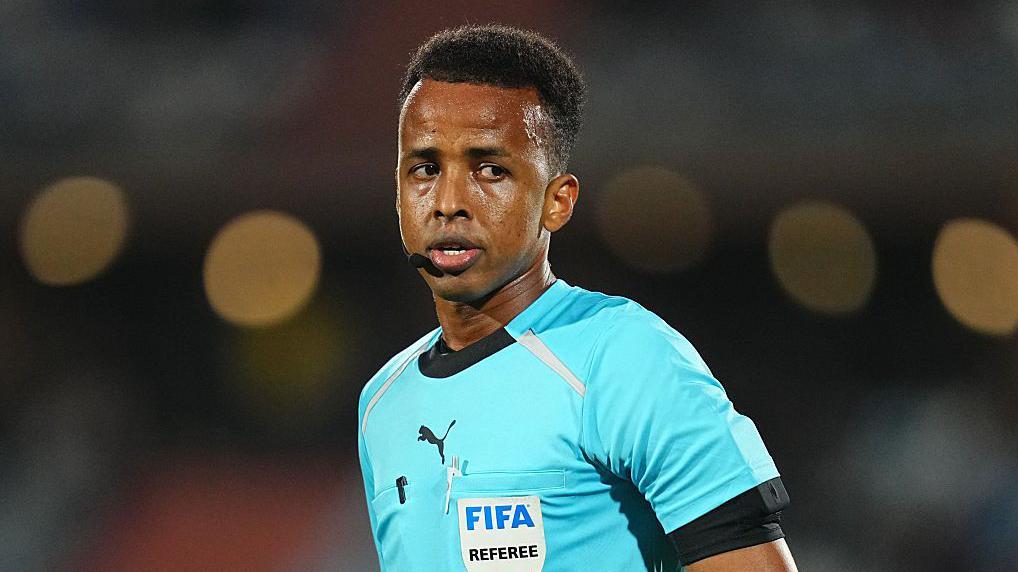 Omar Artan arbitra el partido del Grupo F de la AFCON entre Gabón y Costa de Marfil en el estadio de Marrakech, Marrakech, Marruecos, 31 de diciembre de 2025