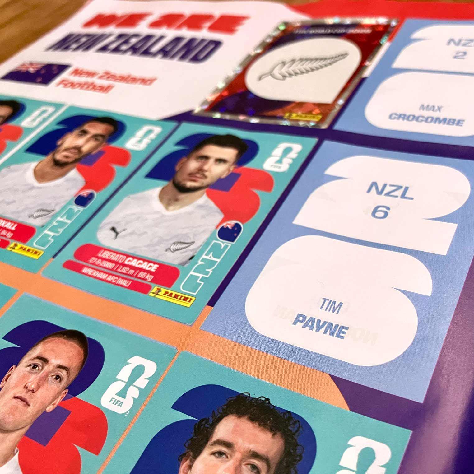 Álbum Panini del Mundial con parte de la página de Nueva Zelanda