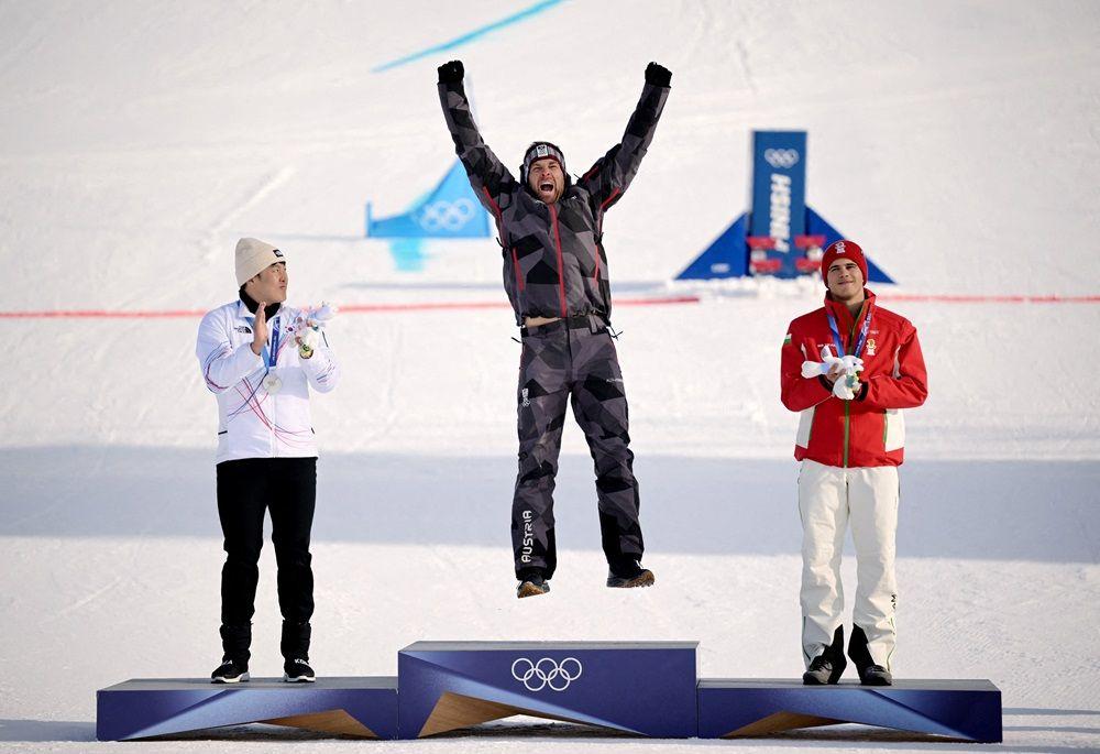 benjamin karl slavi osvajanje zlata u paralel slalomu u bordu na zimskim olimpijskim igrama u Italiji