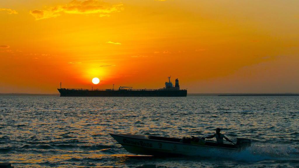 Petrolero visto al amanecer en el Lago de Maracaibo.