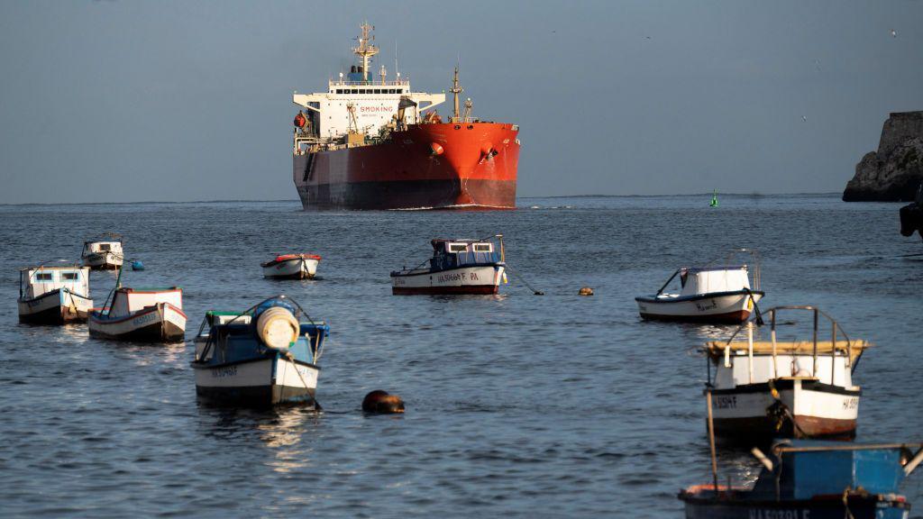 Un barco petrolero se acerca a la costa de Cuba