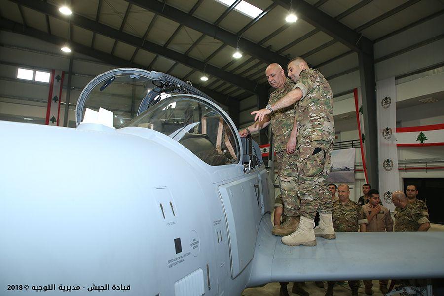 تظهر الصورة جوزاف عون، وكان يشغل حينها منصب قائد الجيش اللبناني، يتفقّد طائرات Super Tucano خلال مراسم تسلّم الدفعة الثانية منها في قاعدة حامات الجوية، 12 حزيران 2018.