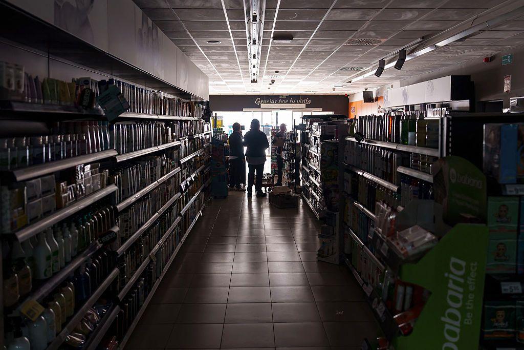 Un comercio a oscuras durante el apagón que afectó este año a España. 