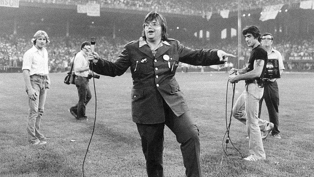 Di-džej Stiv Dal na stadionu sa mikrofonom u ruci