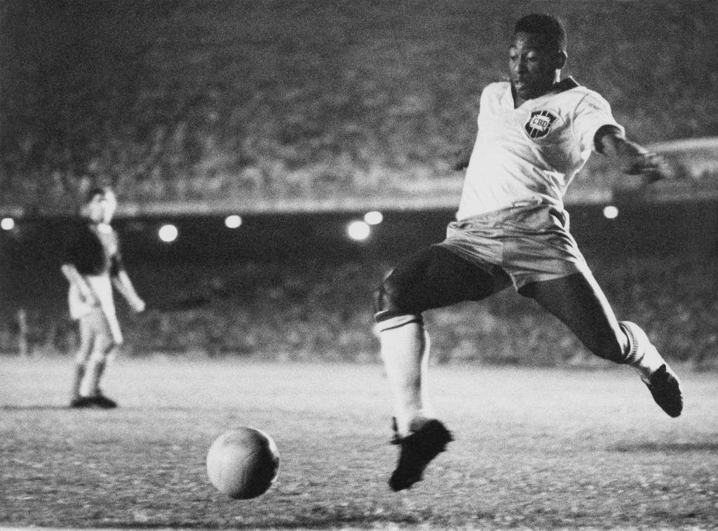 O jogador de futebol brasileiro Pel&eacute; jogando pela sele&ccedil;&atilde;o brasileira, por volta de 1958.