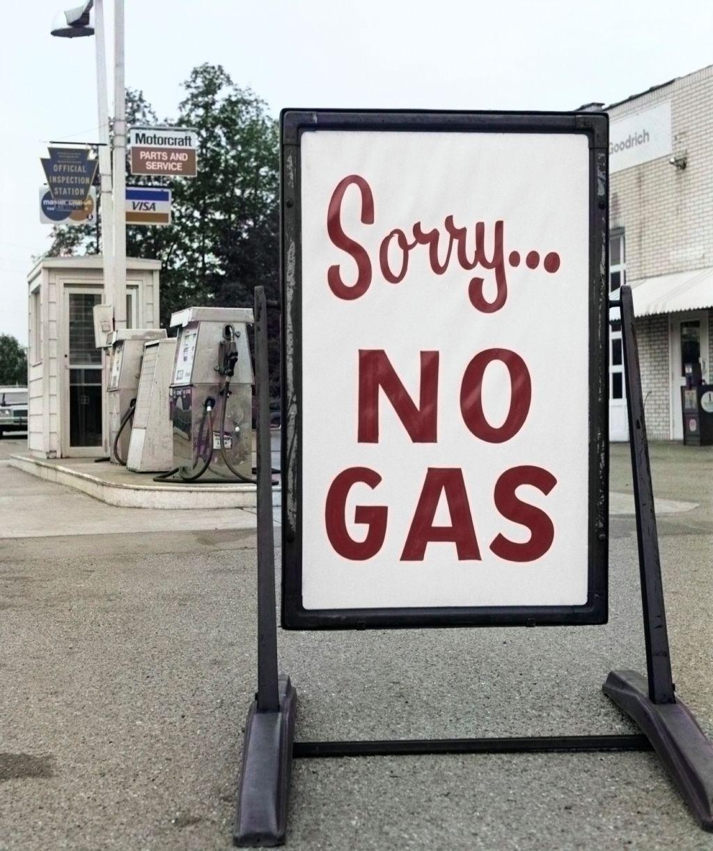 Cartel en gasolinera que dice: "Disculpas. No hay gasolina". 