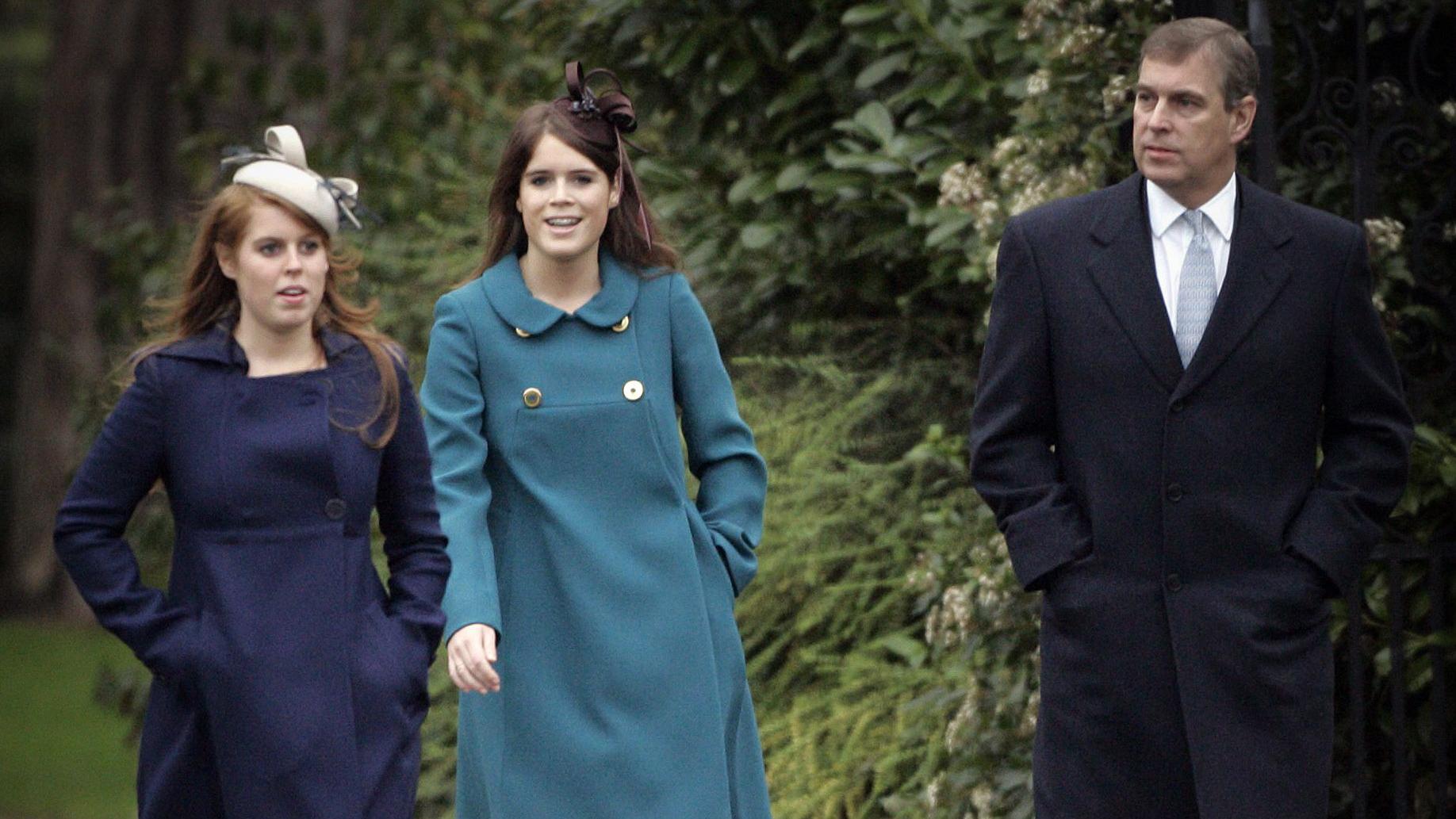 حضر دوق يورك والأميرة بياتريس والأميرة يوجيني قداس عيد الميلاد في كنيسة ساندرينغهام عام 2006