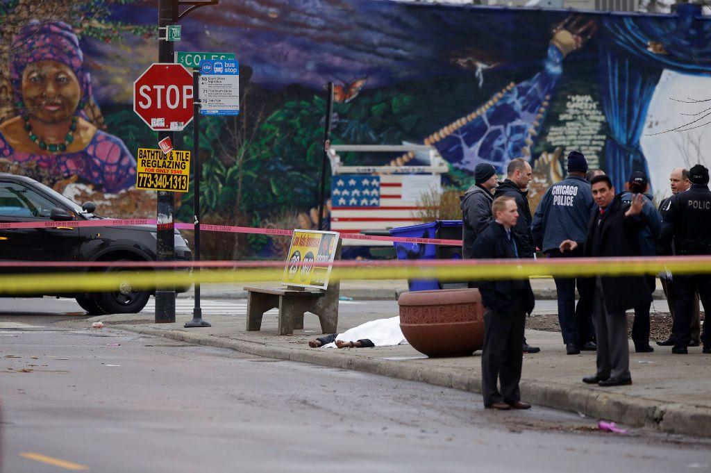 Agentes custodian la escena de un crimen en Chicago