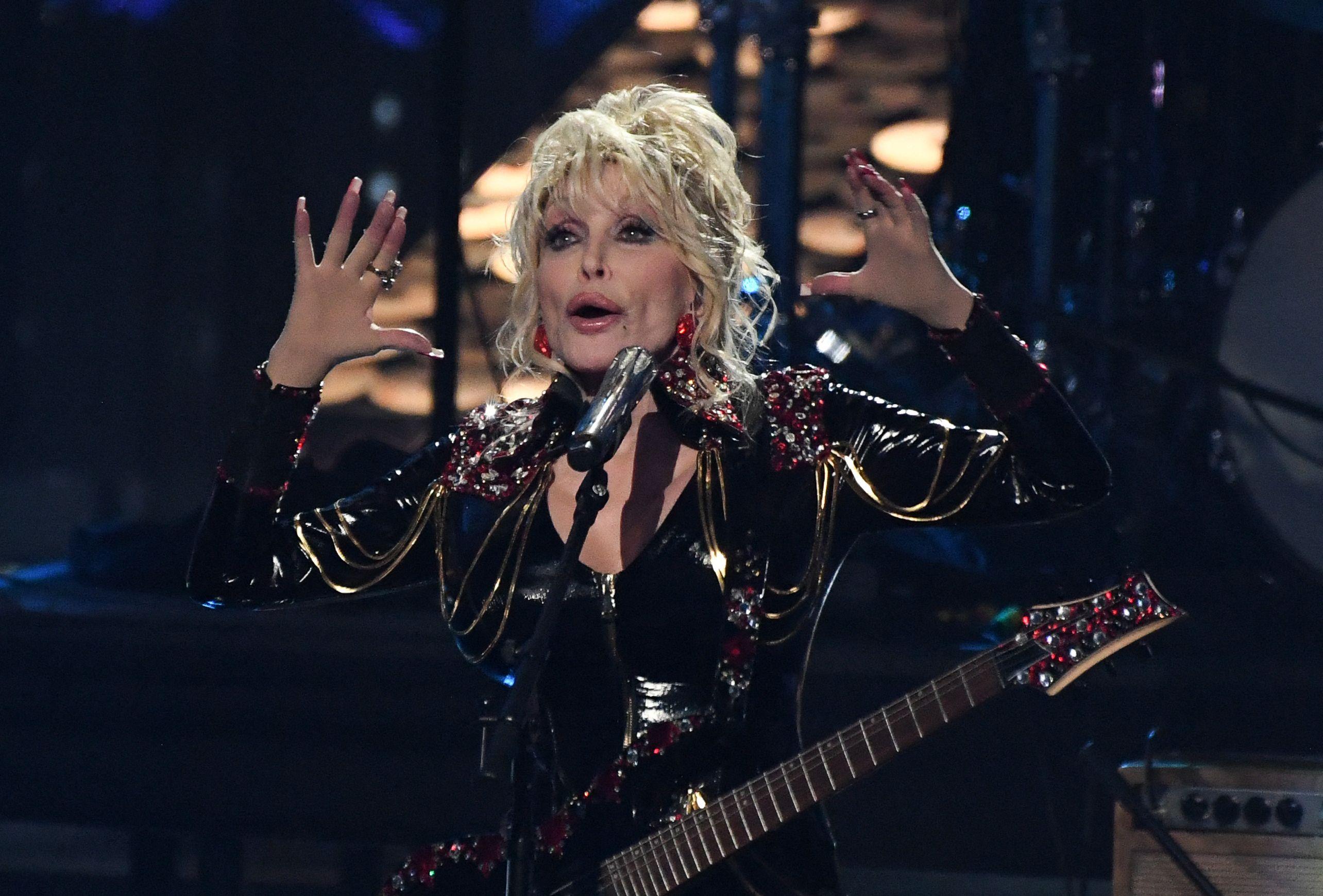 La cantante y compositora estadounidense Dolly Parton, que fue incorporada al Salón de la Fama, actuó durante la 37ª Ceremonia Anual de Incorporación al Salón de la Fama del Rock and Roll en el Microsoft Theatre el 5 de noviembre de 2022 en Los Ángeles, California. 