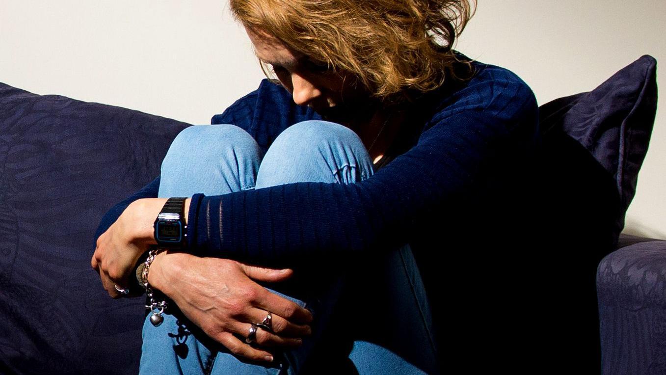 امرأة تظهر عليها علامات الاكتئاب