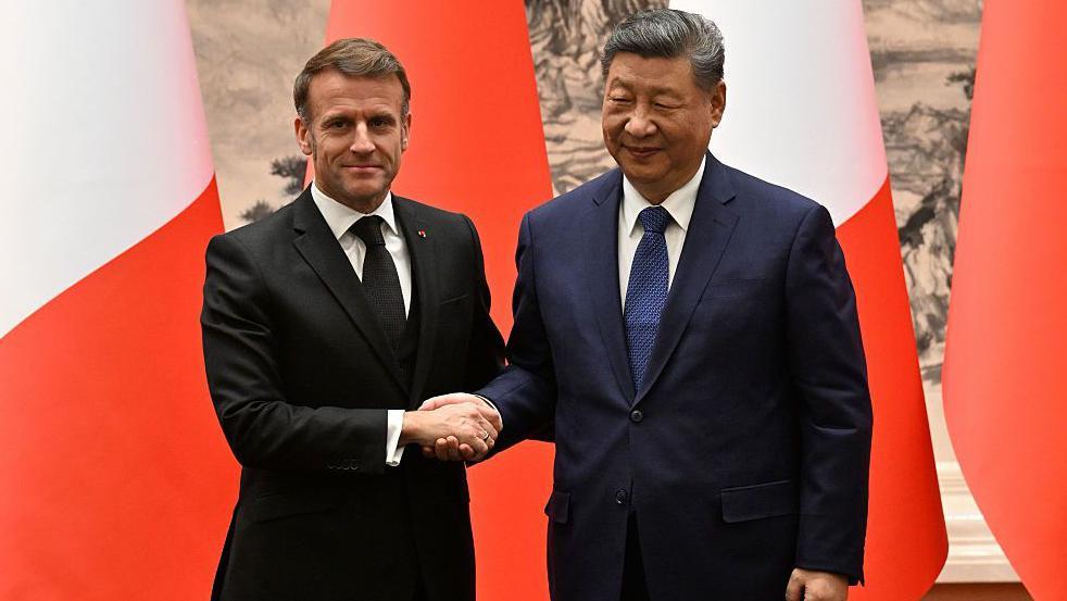 الرئيس الفرنسي إيمانويل ماكرون (يسار) والرئيس الصيني شي جين بينغ (يمين)
