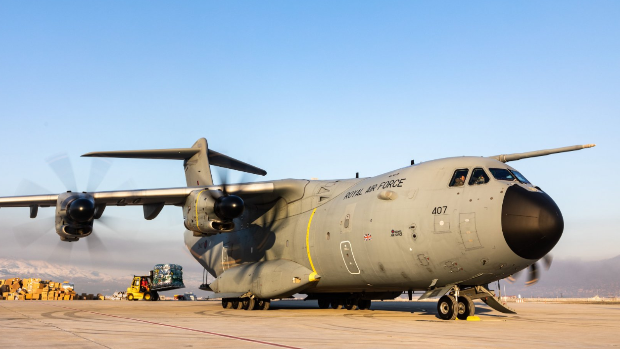 طائرة A400M التابعة لسلاح الجو الملكي البريطاني في مطار كهرمان مرعش في 10 فبراير/شباط 2023
