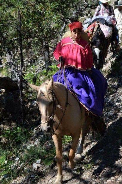 Julia Paredes montada a caballo en la Sierra Tarahumara