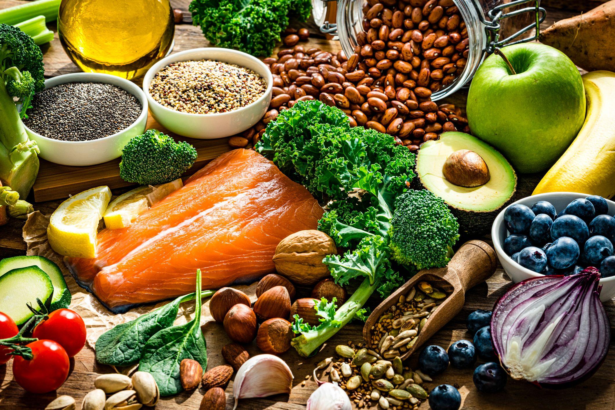 Conjunto de alimentos saud&aacute;veis sobre uma mesa