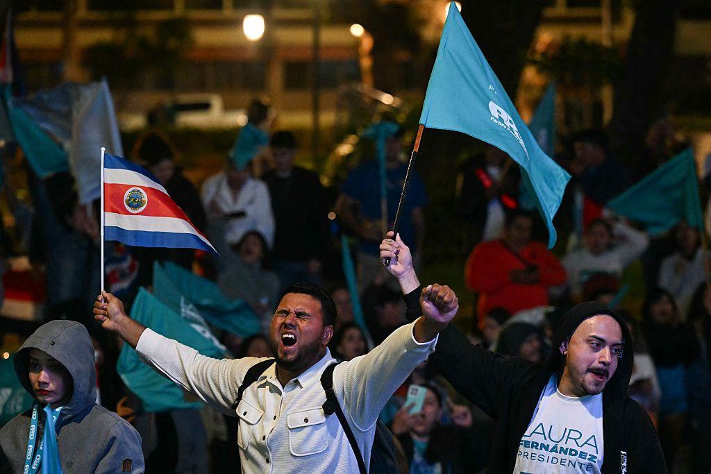 Los seguidores de Fernández salen a la calle a celebrar.