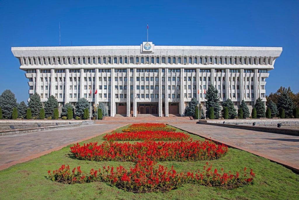 La Casa Blanca, edificio de oficinas presidenciales construido en estilo moderno estalinista en Bishkek, Kirguistán.