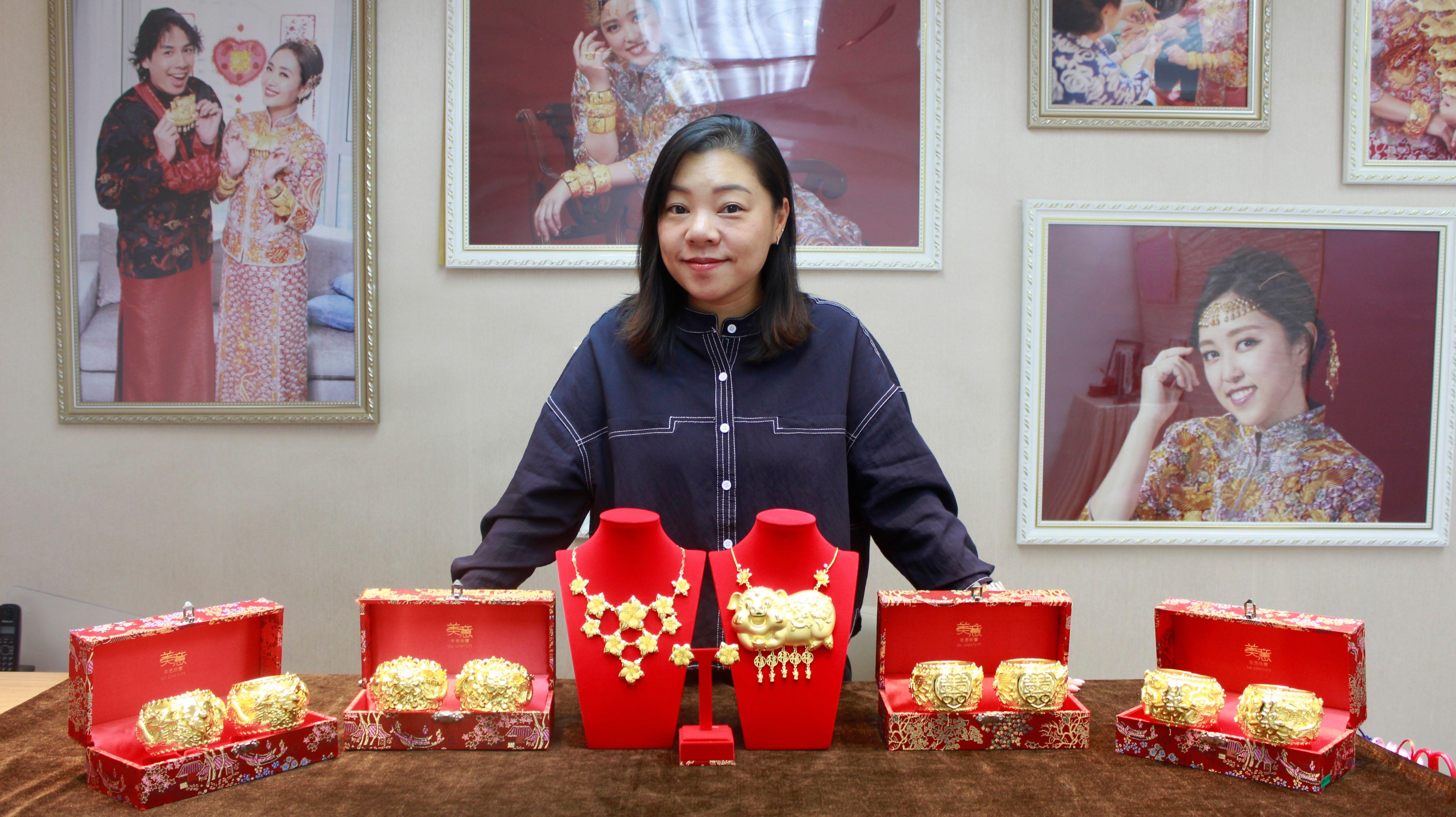 美意珠寶創辦人鄧淑恩,在她面前有六款金器。