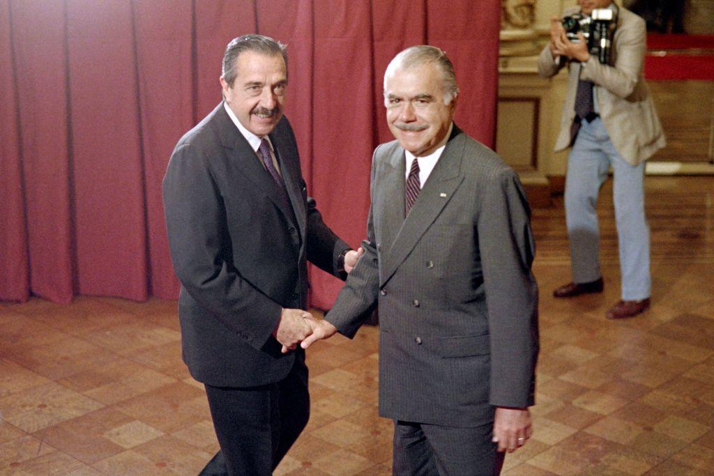 El presidente argentino Raúl Alfonsín (izq.) estrecha la mano de su homólogo brasileño, José Sarney (izq.), el 28 de noviembre de 1988 en Buenos Aires.