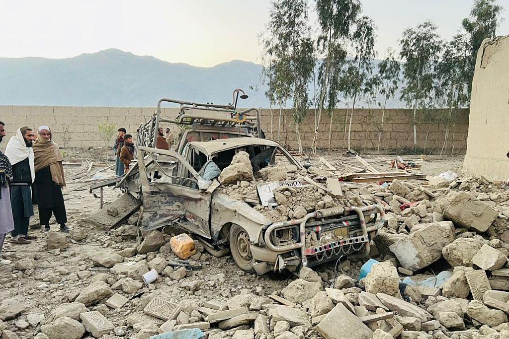 Vista de la destrucción tras los ataques aéreos llevados a cabo por aviones pakistaníes en el este y sureste de Afganistán, en Nangarhar, el 22 de febrero de 2026. 