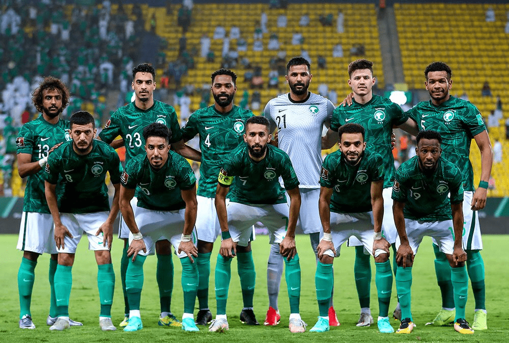 مباراة العراق والسعودية بصافرة أردنية، من يبلغ نهائيات مونديال 2026؟ 3 المنتخب السعودي لكرة القدم بلباسه الأخضر، يقف في أرض الملعب مستعداً لالتقاط صورة جماعية.