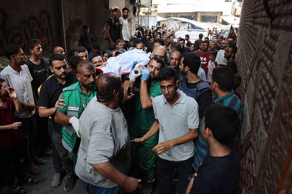 Trabajadores sanitarios y dolientes llevan el cuerpo del corresponsal de Al Jazeera Anas al Sharif.