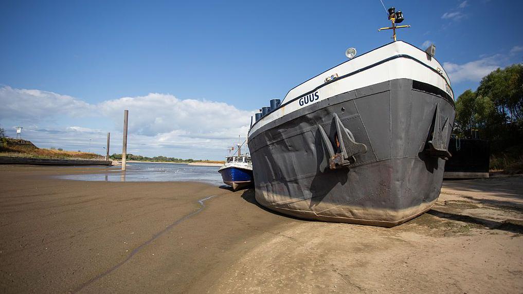 Un barco varado en Países Bajos.