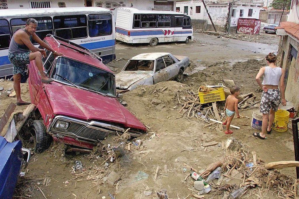 Un hombre observa los daños en una calle cubierta de barro tras las fuertes lluvias que provocaron deslizamientos de tierra e inundaciones en La Guaira, en 1999. 