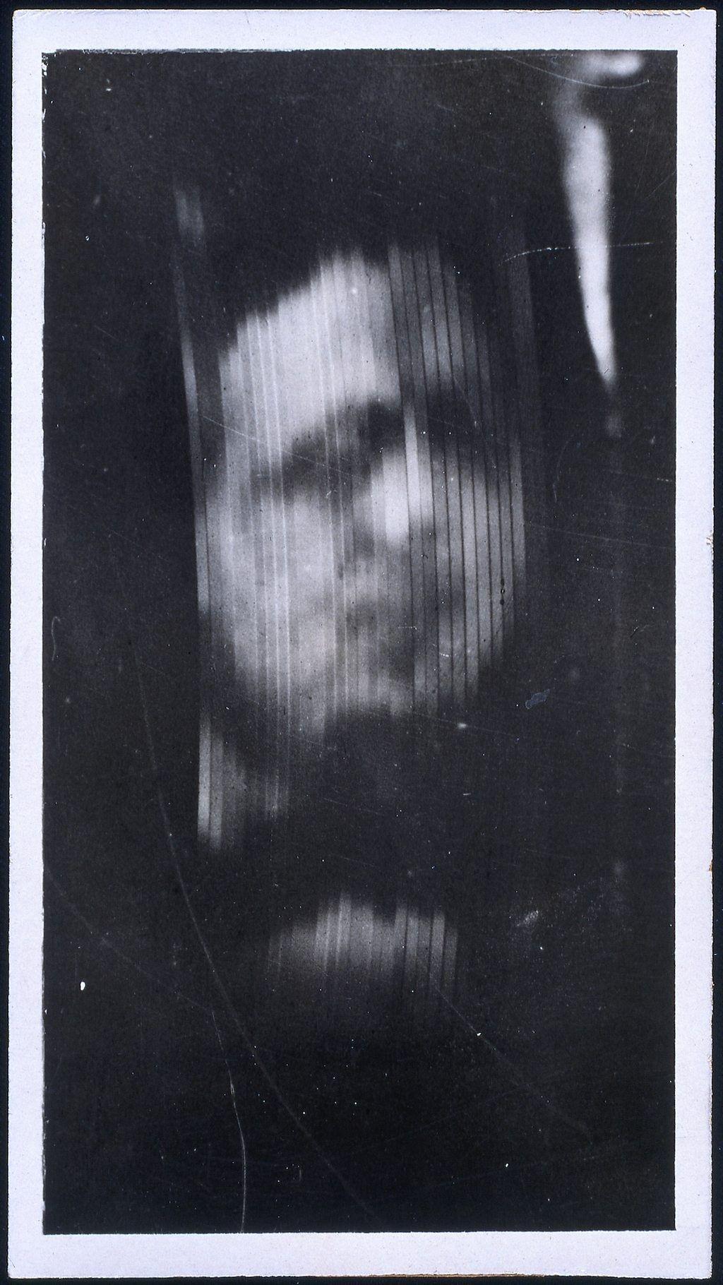 صورة بالأبيض والأسود متحركة لوجه غير واضح الملامح. 