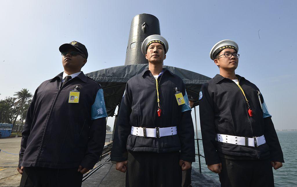台灣三名海軍站在劍龍級潛艦前合影。