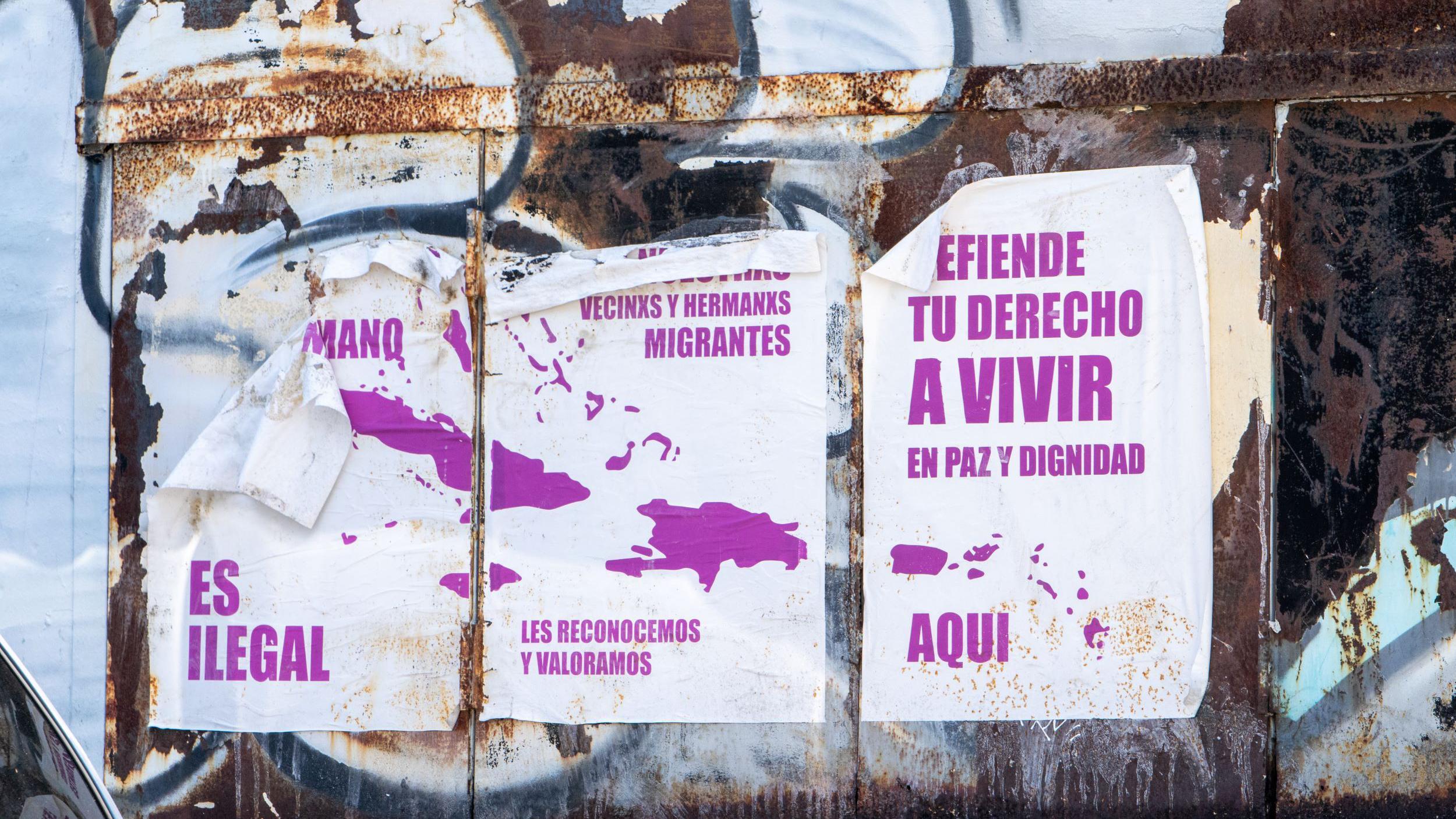 cartel en una pared de Barrio Obrero en San Juan, Puerto Rico, que lee: "Defiende tu derecho a vivir en paz dignidad"