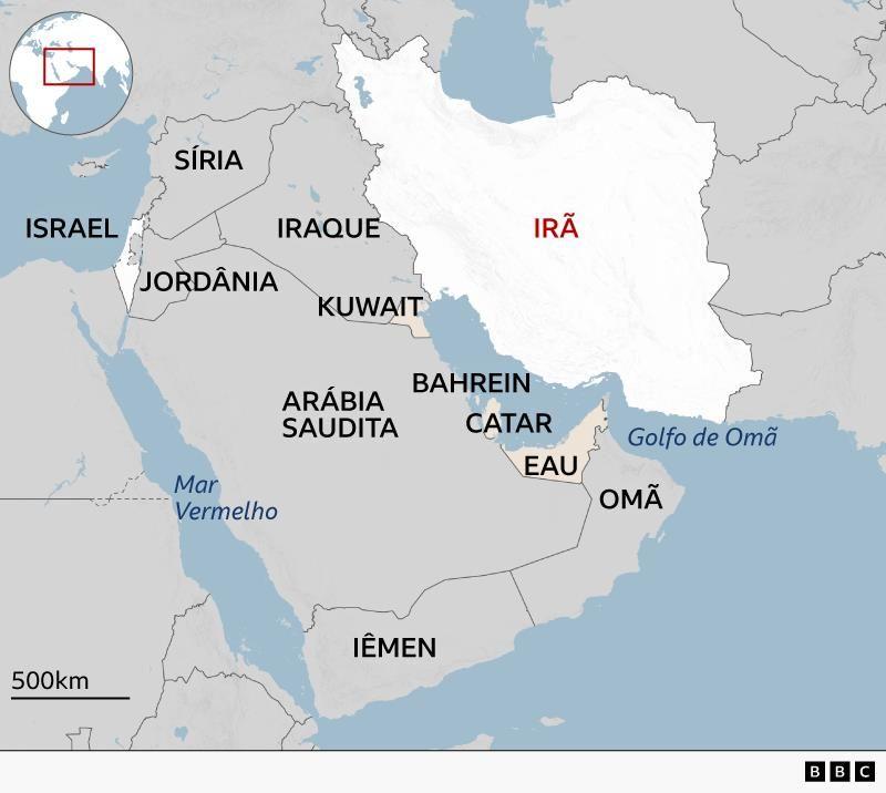 Um mapa regional destacando o Ir&atilde; em branco com seu nome em vermelho. Os pa&iacute;ses vizinhos est&atilde;o identificados em cinza, incluindo o Iraque a oeste e outros pa&iacute;ses do Oriente M&eacute;dio, como S&iacute;ria, Jord&acirc;nia, Israel, Faixa de Gaza, Ar&aacute;bia Saudita, Catar, Emirados &Aacute;rabes Unidos e Om&atilde;. Corpos d'&aacute;gua como o Mar Vermelho e o Golfo de Om&atilde; est&atilde;o marcados em azul.