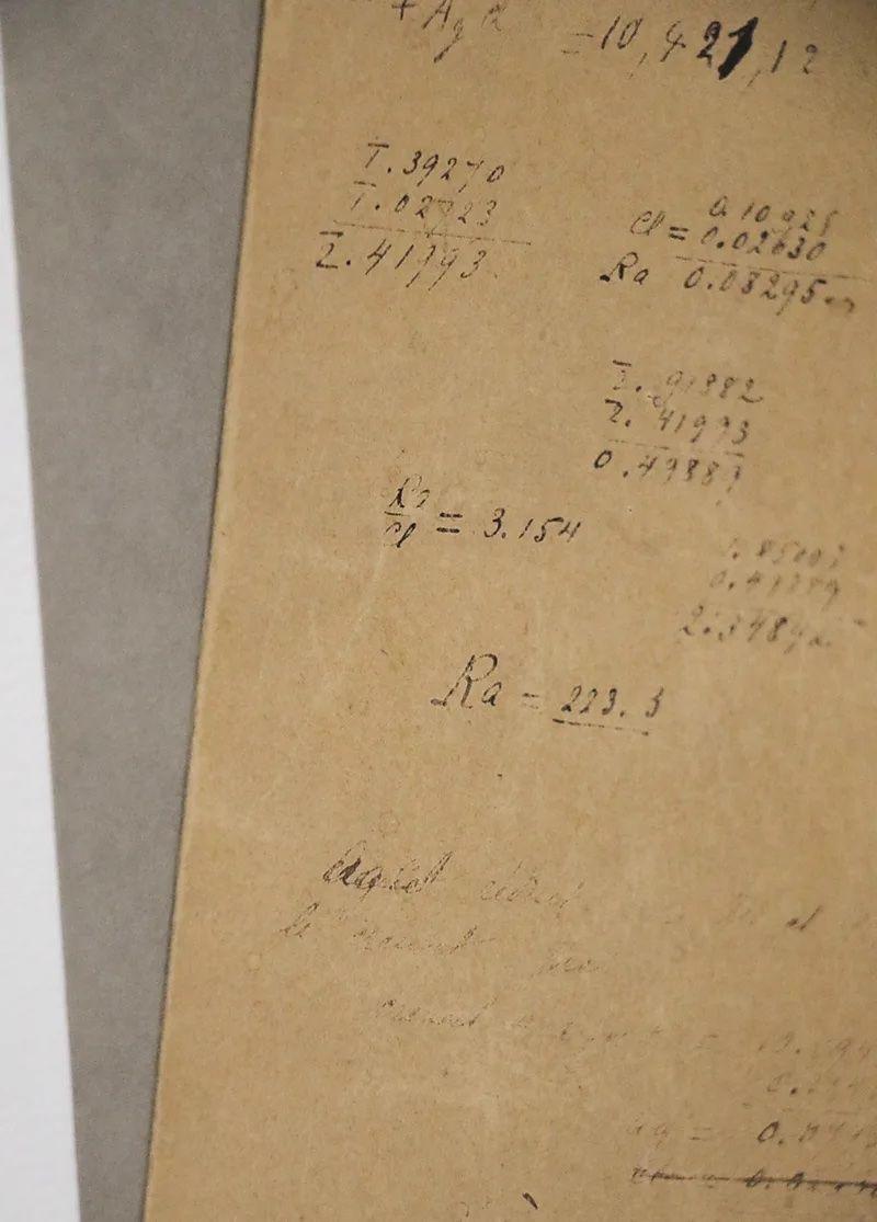 Papel com anotação que já estão bem apagadas