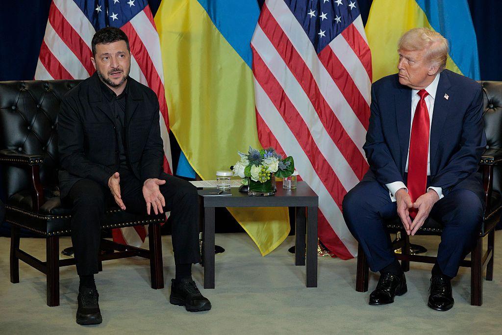 Zelensky e Trump sentados em uma cadeira lado a lado