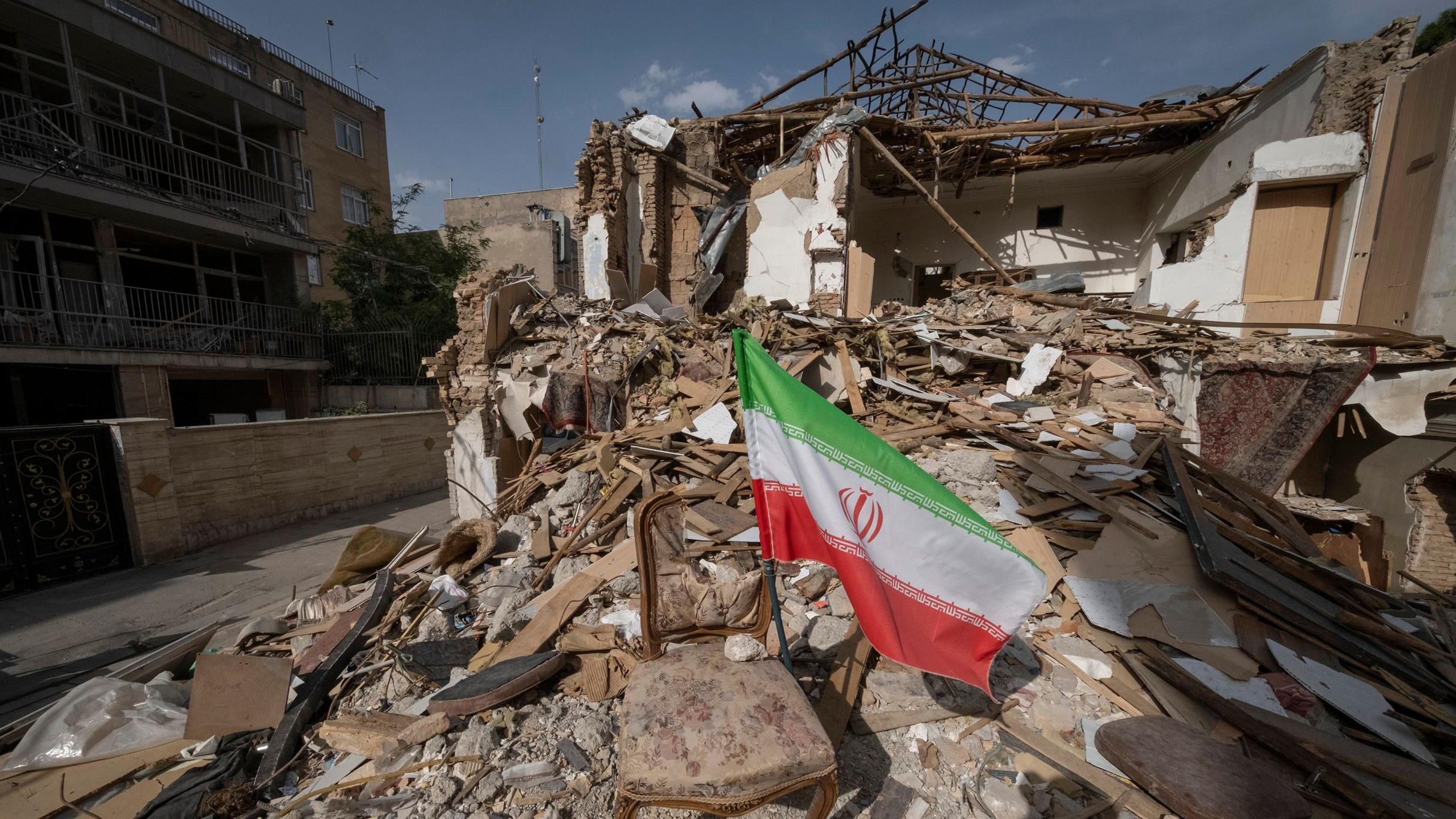 صورة لعلم إيران الوطني على أنقاض كنيس يهودي في طهران، إيران، بتاريخ 14 مايو/أيار 2026. 