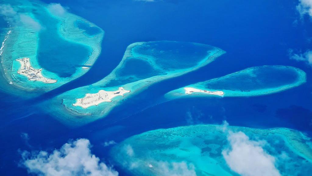 Esta fotografía aérea tomada desde un avión el 14 de julio de 2022 muestra un archipiélago de islas en las Maldivas.