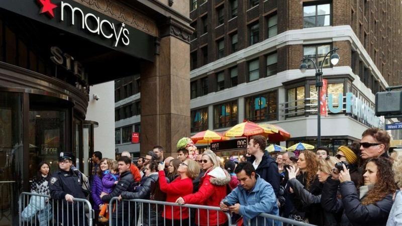 Pessoas fazem fila em frente à loja de departamentos Macy's