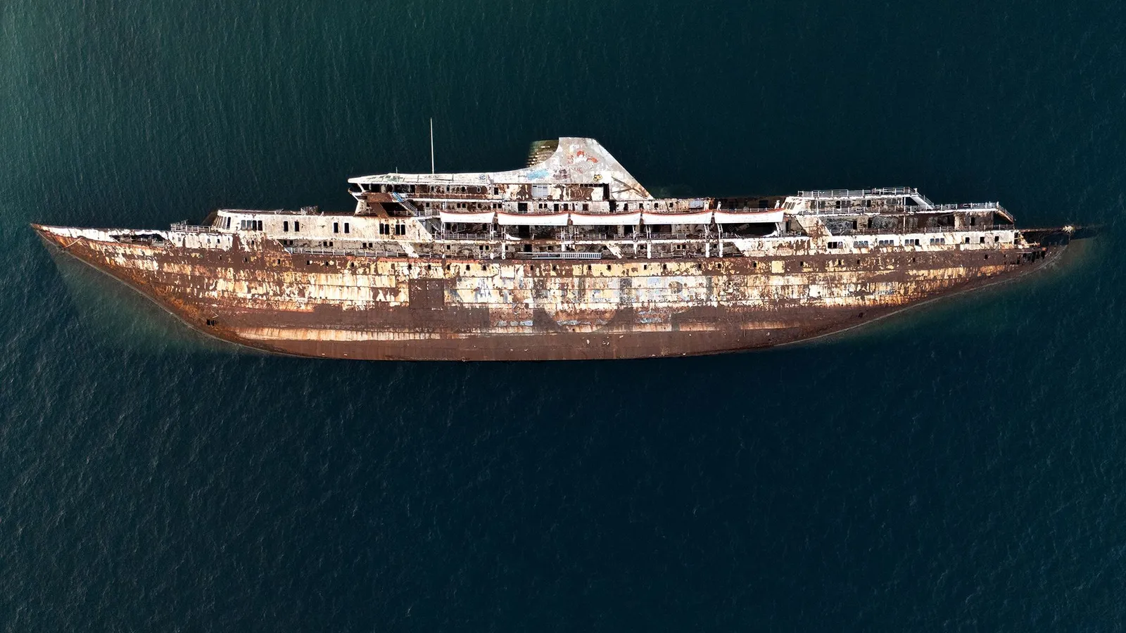 سفينة غارقة في البحر