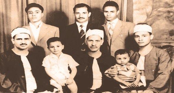 صورة للشيخ صديق المنشاوي في المنتصف وحوله أبناؤه، وعلى أقصى اليسار الشيخ محمد صديق المنشاوي