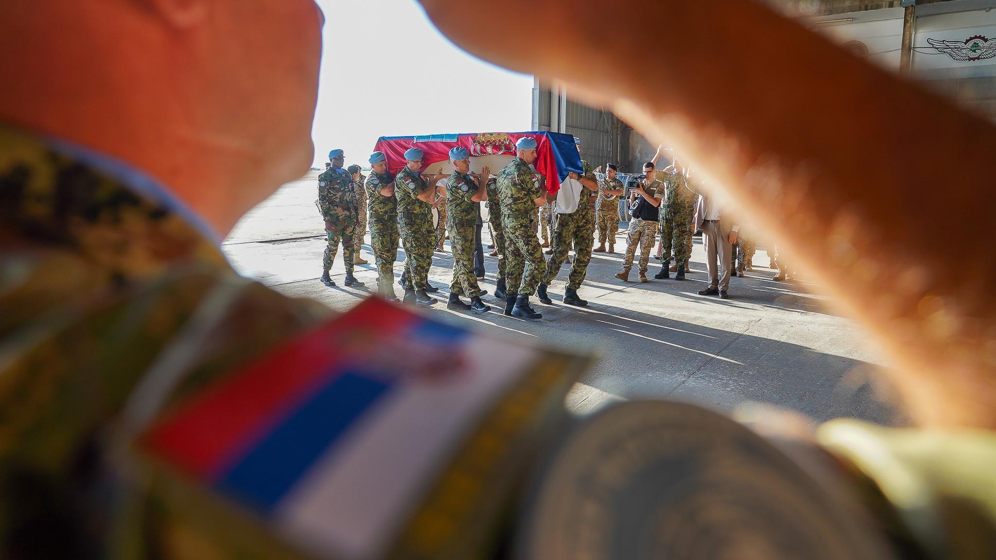 Dan žalosti u Kraljevu, sahrana UN vojnika iz Srbije poginulog na jugu Libana 2 Vojnici nose kovčeg dok jedan vojnik salutira