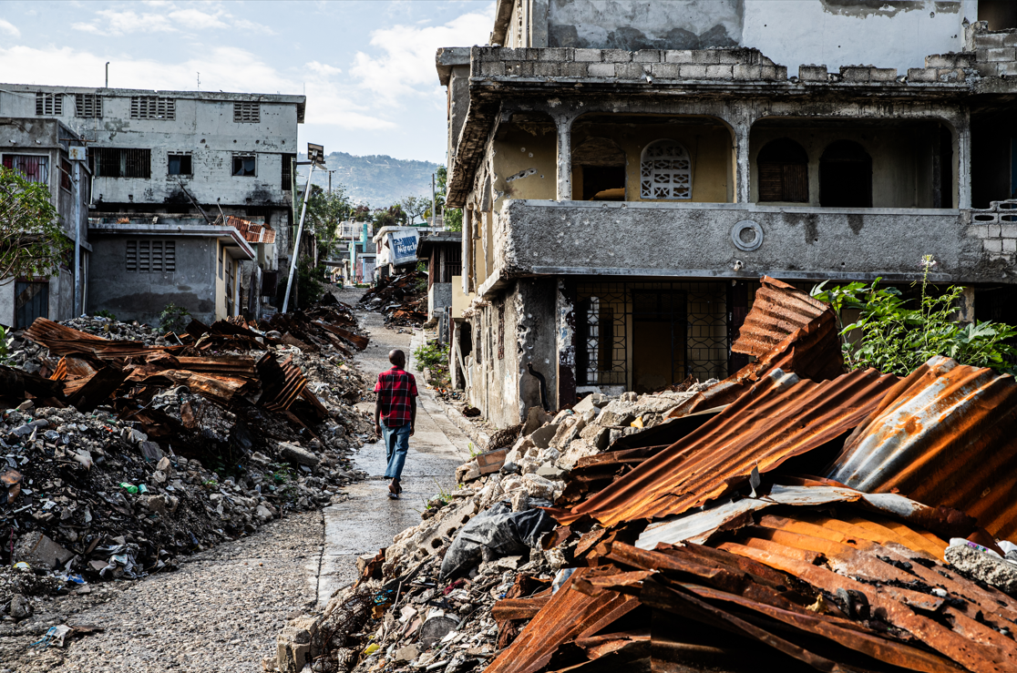 Un hombre camina junto a casa en ruinas y escombros en el barrio de Solino de Puerto Príncipe, Haití, el 17 de febrero de 2026. La zona fue atacada por pandilleros a finales de 2024.