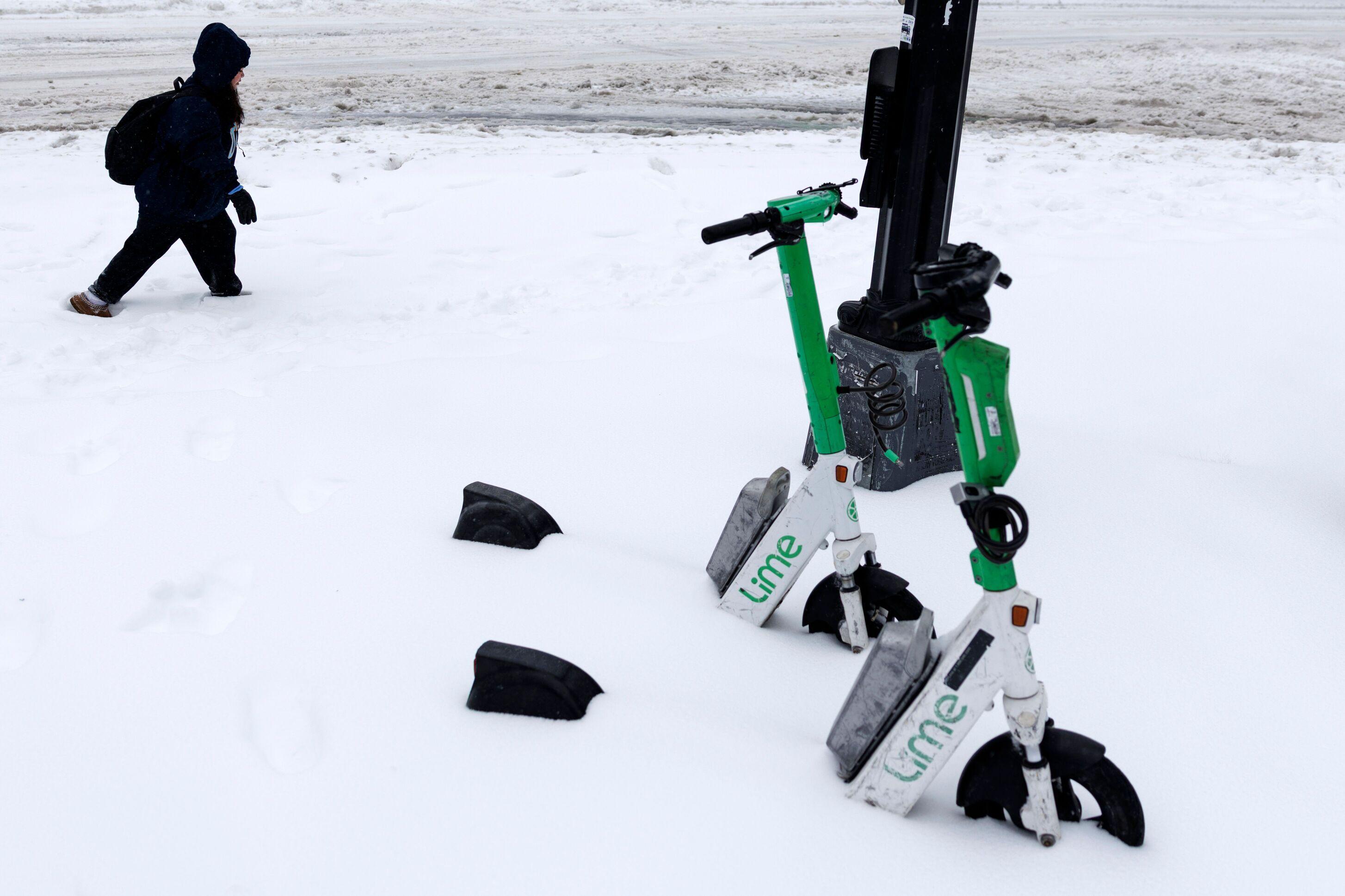 dete prolazi kroz sneg dubog do članaka,  prvom planu trotineti zavejni snegom 