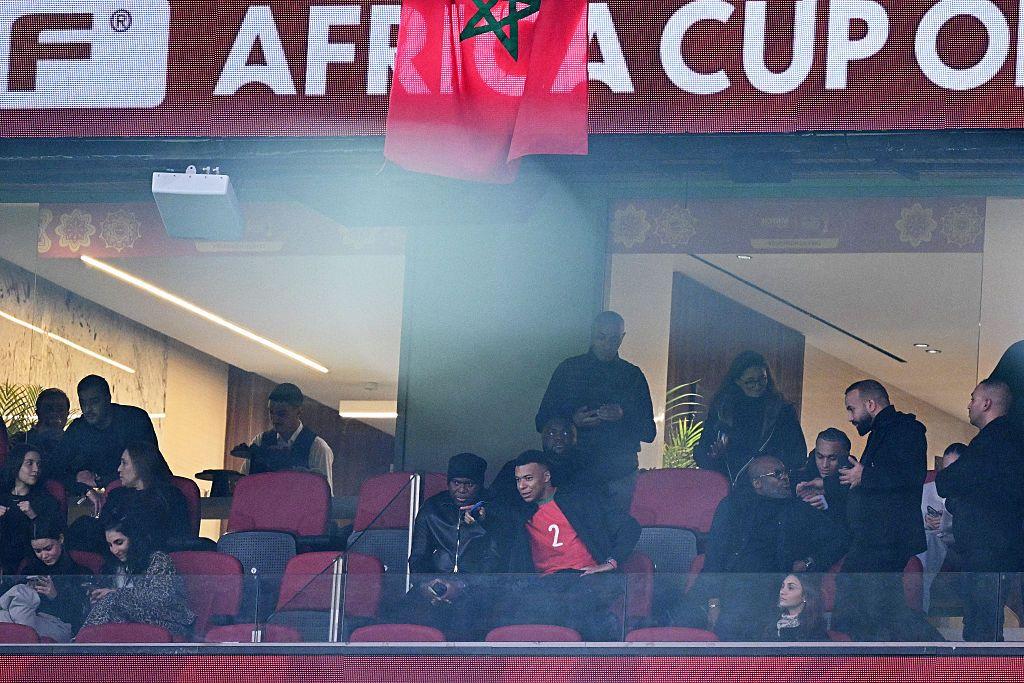 مبابي يحضر مباراة المغرب ومالي مرتدياً قميص حكيمي