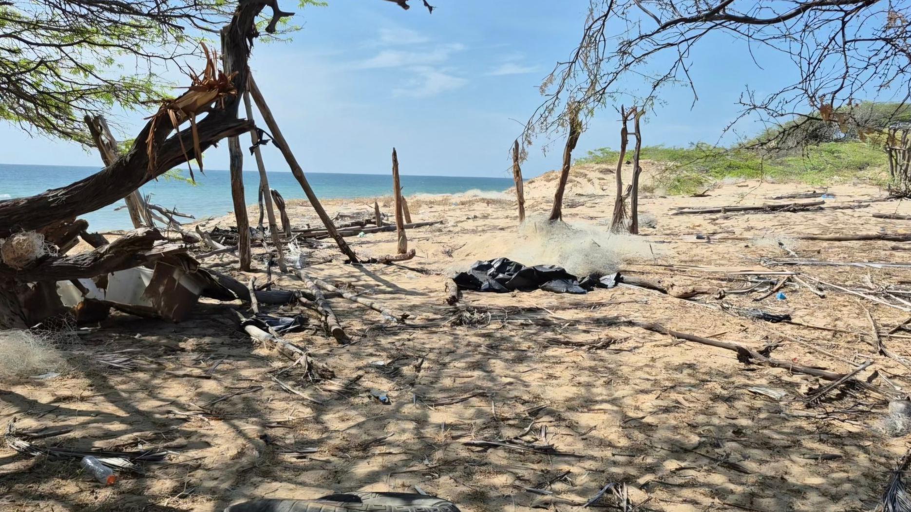 vista del mar y restos metálicos en el poblado de Poolosü en la Alta Guajira venezolana