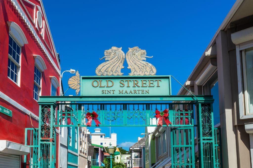 Antiguo letrero de calle, paisaje urbano colorido en Philipsburg, isla de Sint Maarten.