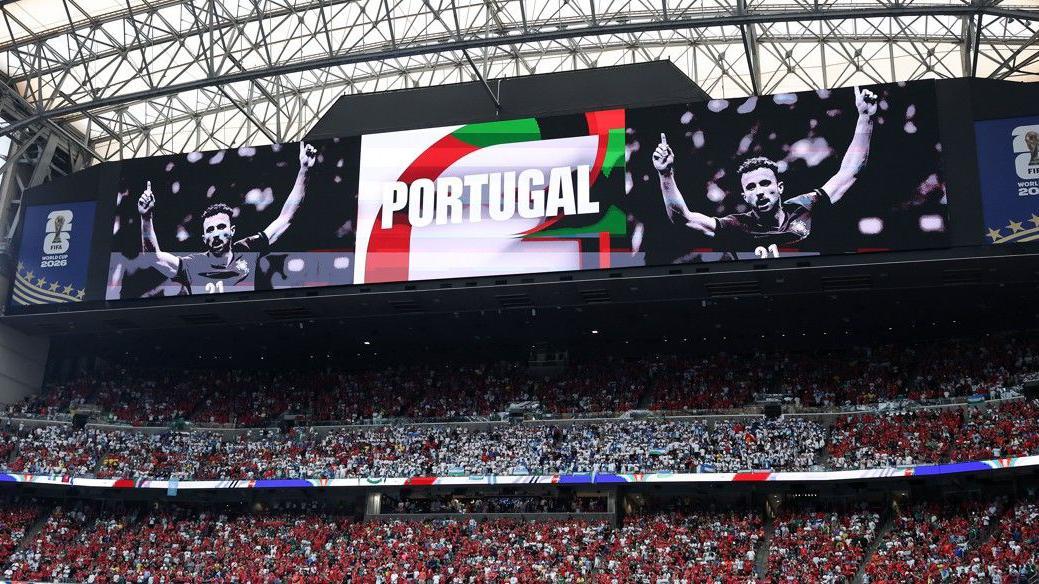 Una imagen del exdelantero portugués Diogo Jota aparece en la pantalla gigante del estadio de Houston antes del partido entre Portugal y Uzbekistán, el 23 de junio.