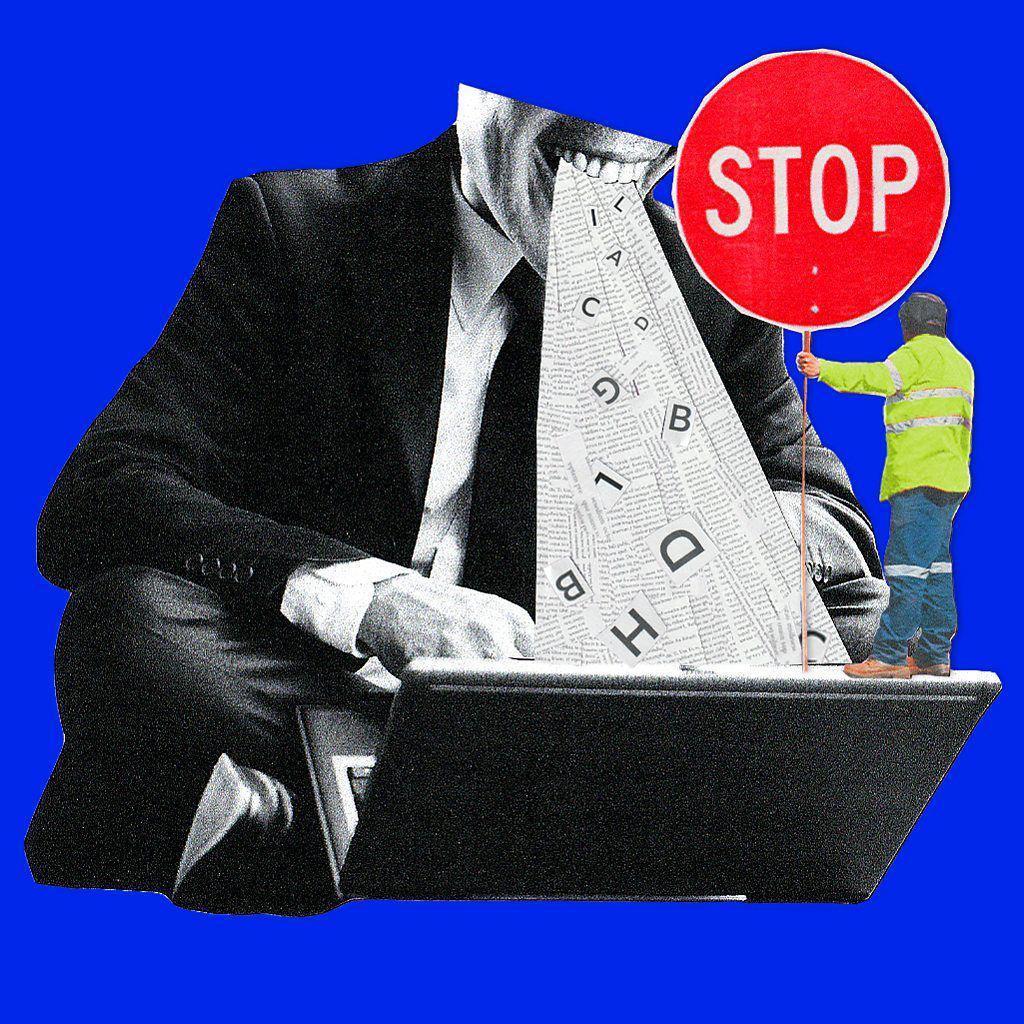 Un collage que muestra a un hombre con traje, del que sale un periódico por la boca hacia la pantalla de una computadora portátil. Junto a él, se encuentra un hombre pequeño con un chaleco reflectante y una señal de alto roja, sobre un fondo azul.
